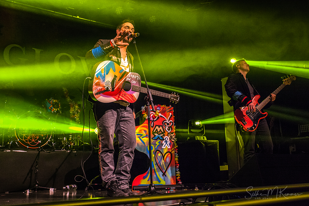 EVERGLOW Live Konzert